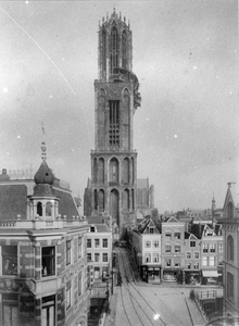 835532 Gezicht op de Domtoren met op de voorgrond de Maartensbrug.